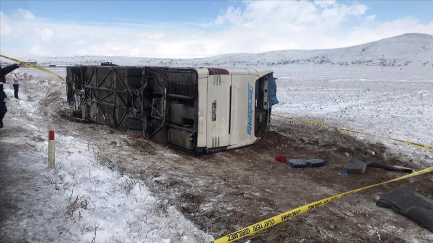 Kayseri'de tur otobüsü devrildi: 43 yaralı