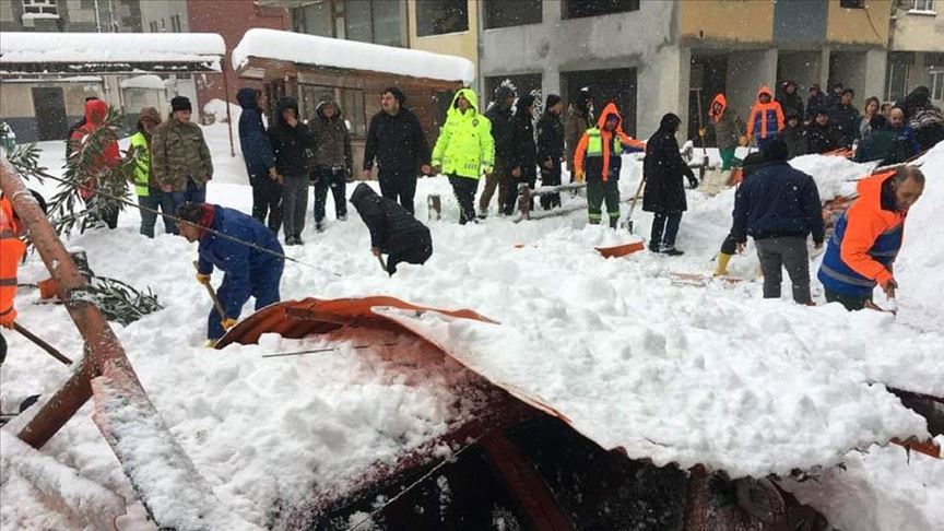 Arhavi'de kar nedeniyle pazar yerinin çatısı çöktü: 1 yaralı