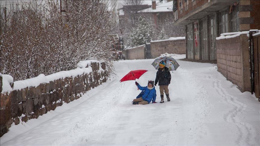 Kar yağışı nedeniyle bazı illerde eğitime ara verildi!