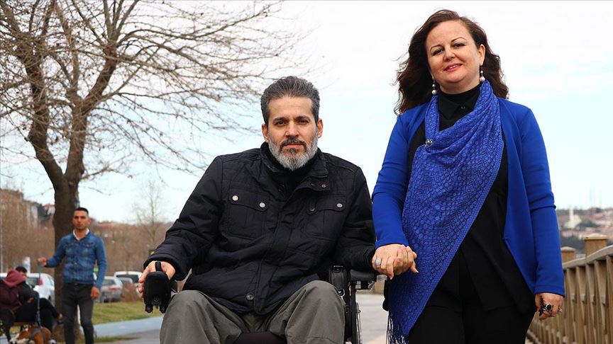 Engelli eşinin elini 20 yıldır bırakmadı