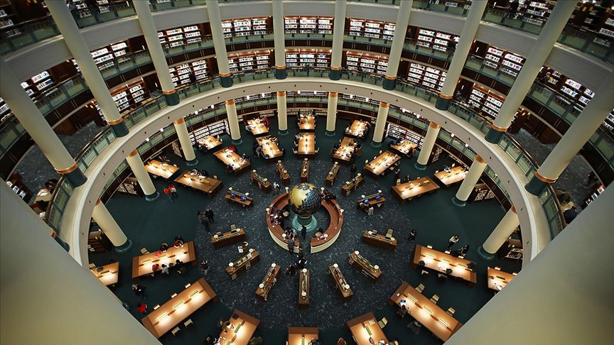 Millet Kütüphanesi'nin milyonlarca kitapla dolu rafları zamanda yolculuğa çıkarıyor