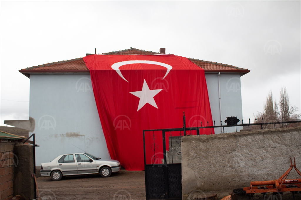 İdlib'de şehit olan Uzman Çavuş Özdemir'in ailesine acı haber verildi