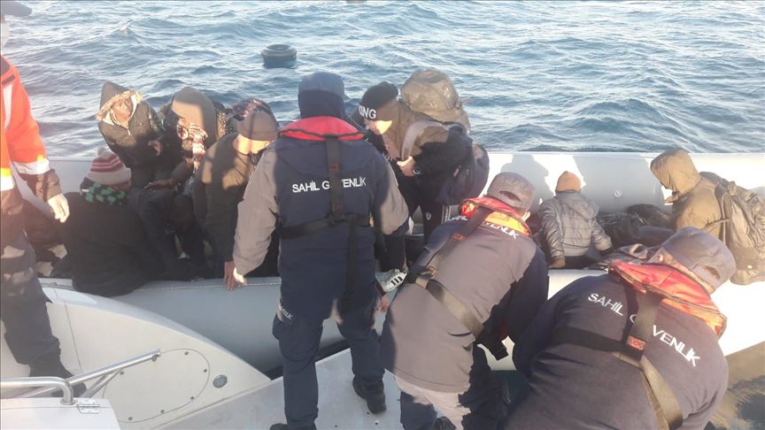Didim açıklarında lastik bottaki 53 sığınmacı karaya çıkarıldı