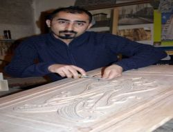 Tekstil Desinatörlüğünde Okudu, Ahşap Oymacılığını Tercih Etti