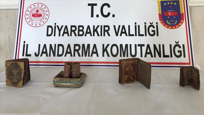 Diyarbakır'da deri üzerine yazılı 3 kitap ve ferman ele geçirildi!