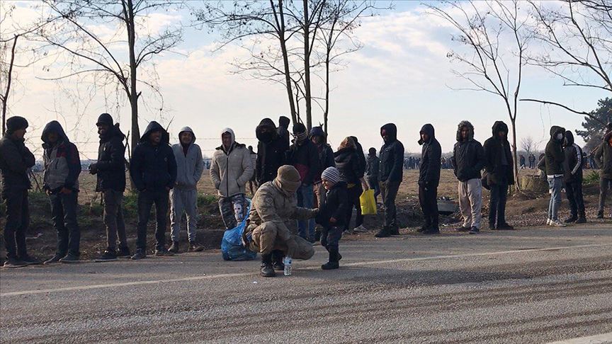 Mehmetçik sınırda bekleyen sığınmacı çocuklara arkadaşlık ediyor