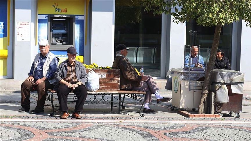 65 yaş üzeri ve kronik rahatsızlığı olanlara yönelik sokağa çıkma kısıtlamasıyla ilgili istisnalar belirlendi