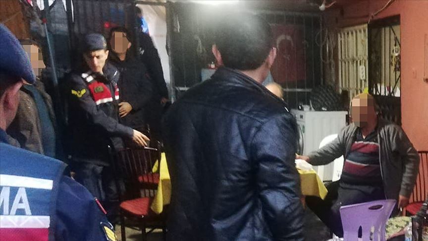 Mersin'de kıraathaneye dönüştürülen evdeki 9 kişiye para cezası