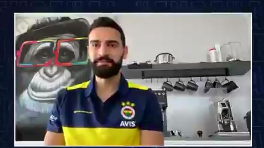 Fenerbahçeli futbolculardan videolu 'Evde Kal' çağrısı