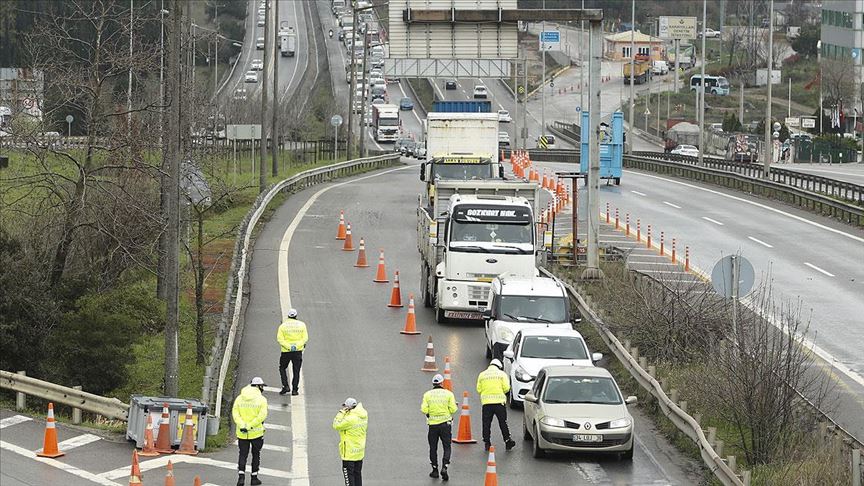 İstanbul'un giriş ve çıkışlarında denetimler devam ediyor