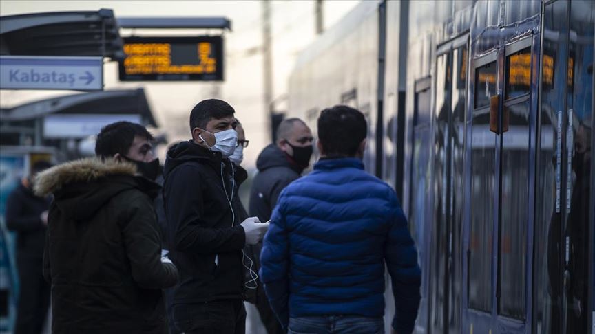 İstanbul'da toplu ulaşım araçlarında maske kontrolü yapıldı