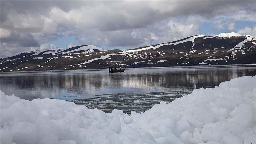 Buzları çözülen Nazik Gölü'nde güzel görüntüler oluştu