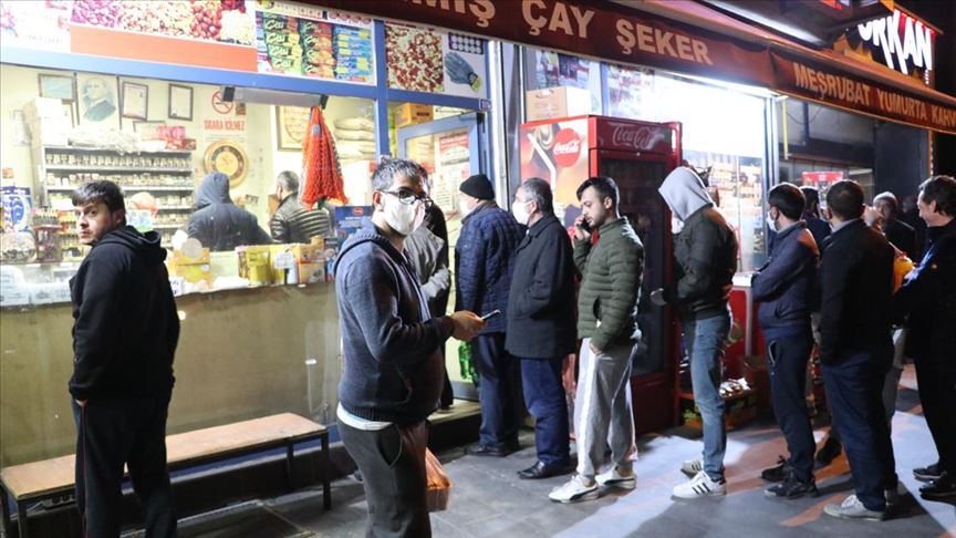 Sokağa çıkma yasağı öncesi başkentteki market ve fırınlarda yoğunluk yaşandı