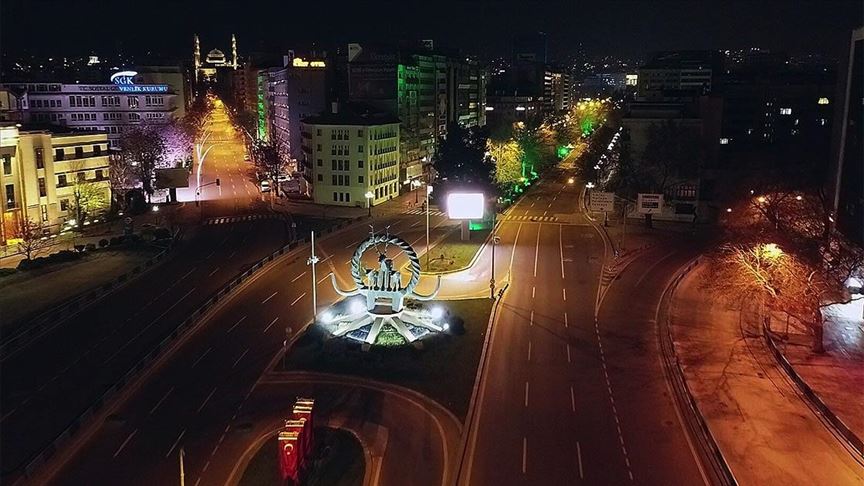 Sessizliğinin hakim olduğu Ankara'nın cadde ve sokakları havadan görüntülendi