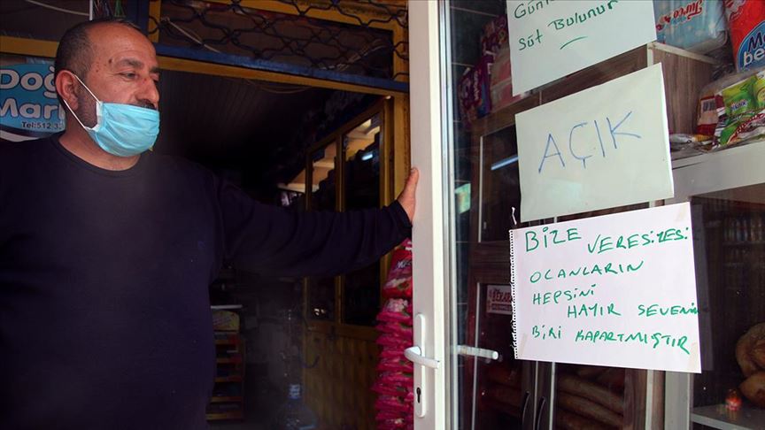 Sivas'ta bir hayırsever 10 bakkalın veresiye defterlerindeki borçları ödedi