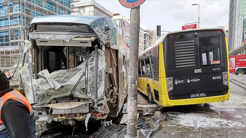 Sultangazi'de tramvay ile otobüs çarpıştı!