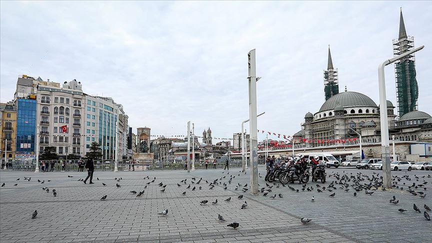 Taksim Meydanı'na izinsiz yürümek isteyen gruba müdahale edildi