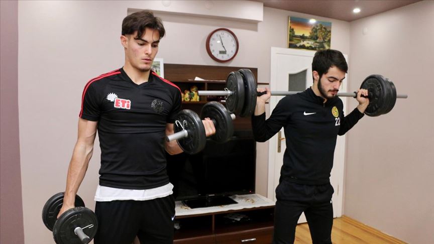 Eskişehirspor'un Altunbaş kardeşleri evlerini spor salonuna çevirdi