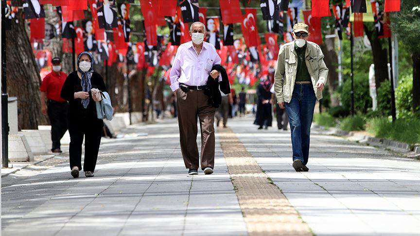 65 yaş üstü vatandaşlar sokağa çıkarak yürüyüş yaptı