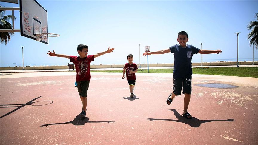 Çocuklar yeniden sıcak havanın tadını çıkardı