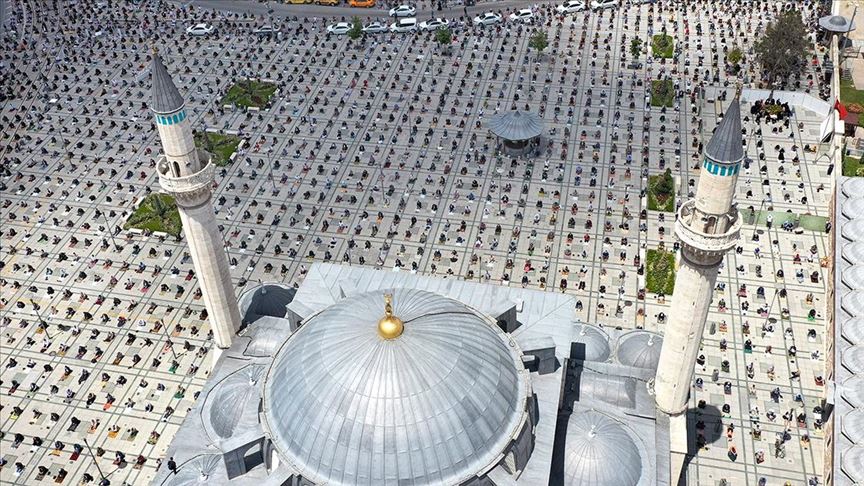 Cuma namazı salgın sonrası ilk kez kılındı!