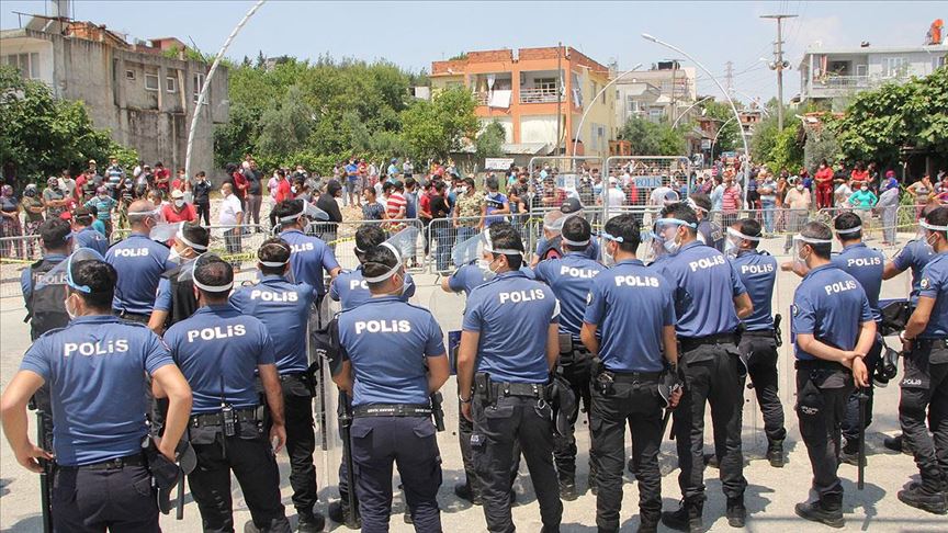 Antalya'da karantinaya alınan mahallede gerginlik