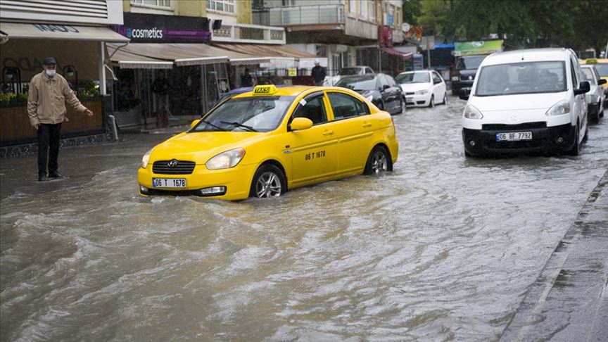 Başkentte sağanak bazı bölgelerde su baskınlarına neden oldu