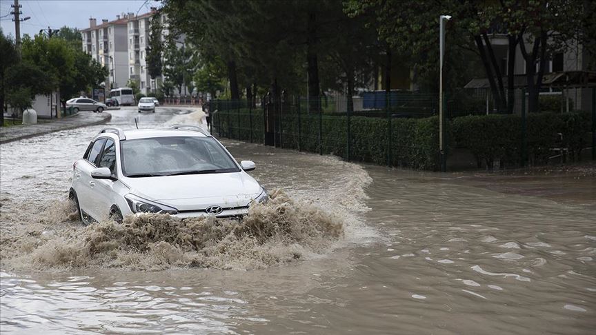 Bazı illerde sağanak hayatı olumsuz etkiledi