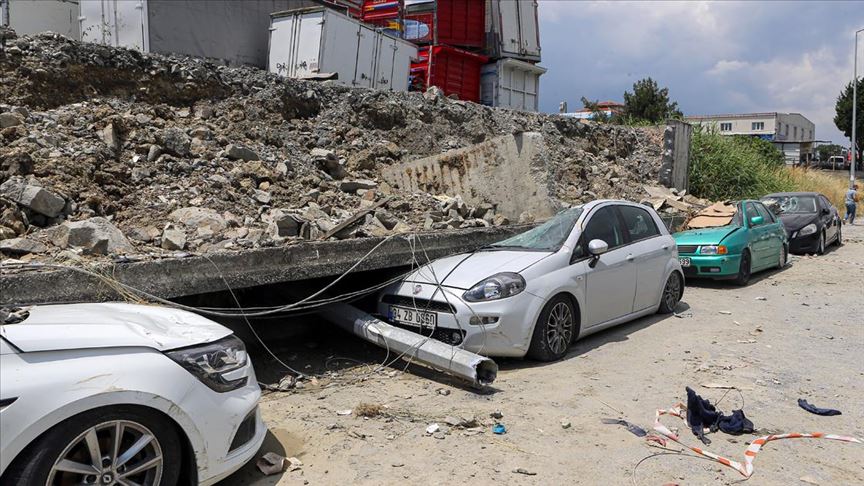 Esenyurt'taki toprak kaymasında istinat duvarı araçların üzerine yıkıldı