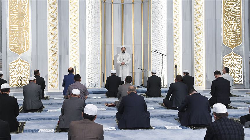 Diyanet İşleri Başkanı Erbaş, Ahmet Hamdi Akseki Camisi'nde sabah namazı kıldırdı