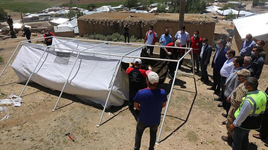 Van'da depremden etkilenen vatandaşların ihtiyaçları karşılanıyor