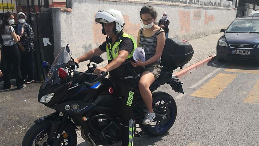 Kimliğini kaybeden öğrenci polisin yardımıyla YKS'ye yetişti!