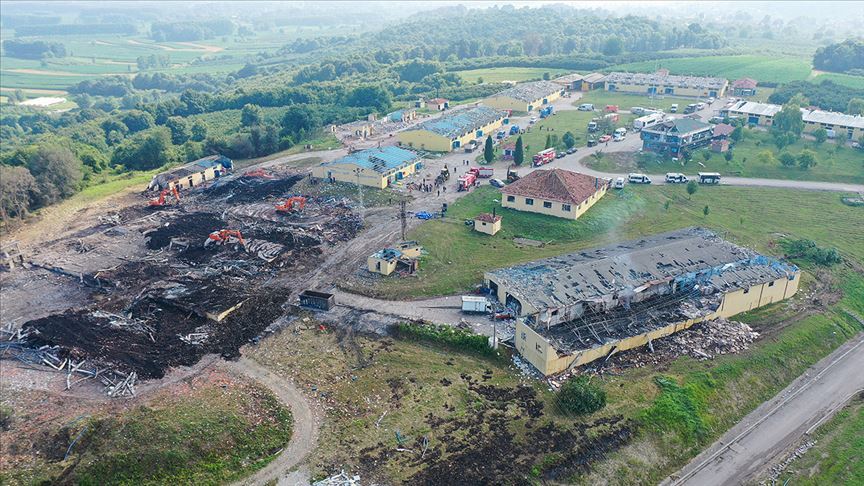 Sakarya'da patlama olan havai fişek fabrikasındaki arama kurtarma çalışmalarına tekrar başlandı