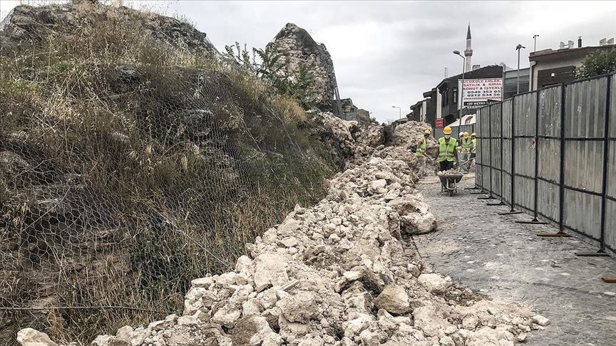 Fatih'te tarihi surların bir bölümü çöktü!