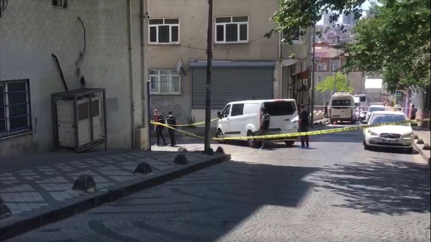 Bağcılar'da narkotim ekibine yönelik silahlı saldırıda 2 polis yaralandı