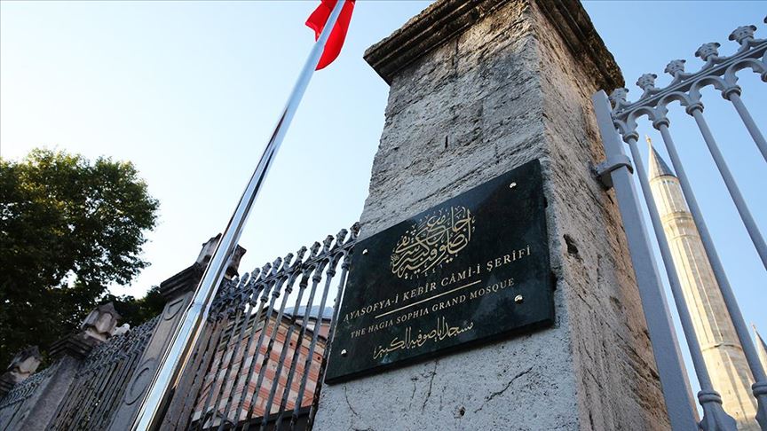 Ayasofya Camisi'ne 'Ayasofya-i Kebir Cami-i Şerifi' tabelası asıldı