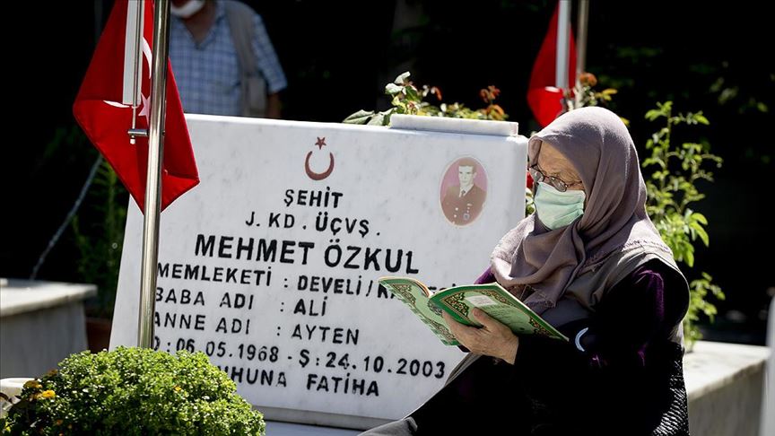 Başkentte şehit aileleri bayramın ilk günü kabristanda dua okudu