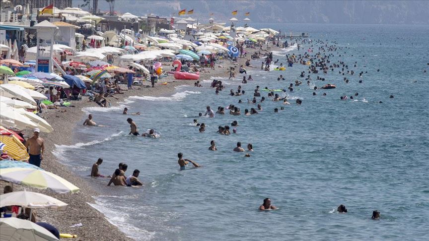 Antalya sahillerinde bayram yoğunluğu