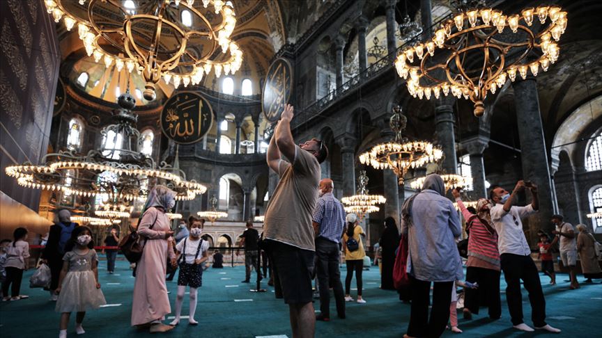 Ayasofya-i Kebir Cami-i Şerifi'ne ziyaretçilerin ilgisi sürüyor