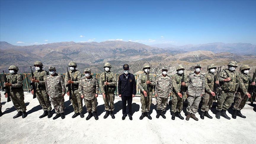 Akar ve komutanlardan Irak sınır hattındaki birliklere denetleme