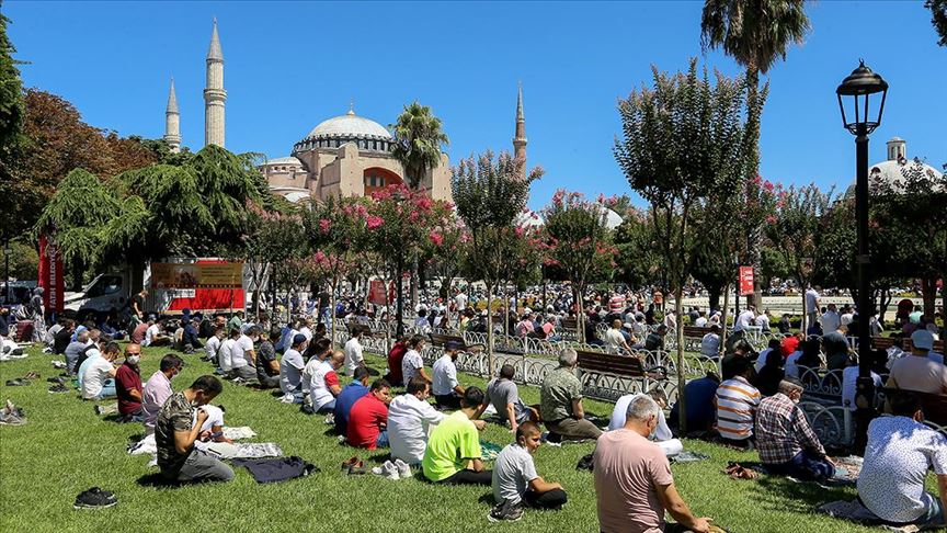 Ayasofya-i Kebir Cami-i Şerifi'ndeki cuma namazına yoğun katılım