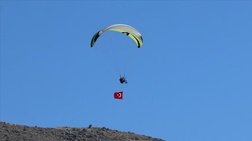 Yamaç paraşütçüleri 30 Ağustos Zafer Bayramı'nı gökyüzünde Türk bayrağı açarak kutladı