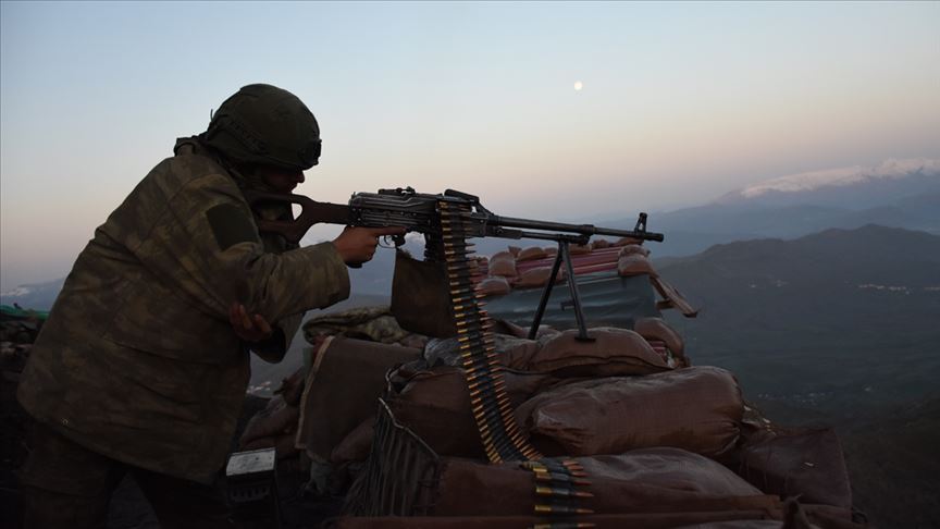 Van'da jandarmanın ikna çalışmaları sonucu PKK'lı bir terörist teslim oldu