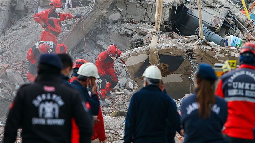 İzmir'de arama kurtarma çalışmaları 4 bina enkazında devam ediyor