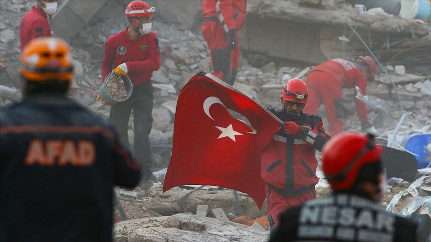 Enkaz çalışmalarında kurtarma ekibinden 'Türk bayrağı' hassasiyeti