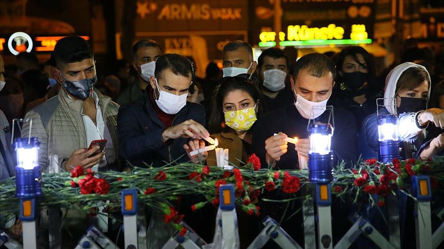 İzmir'deki depremde hayatını kaybedenler anıldı!