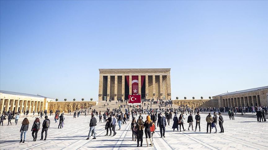 Anıtkabir'de ziyaretçi yoğunluğu sürüyor..