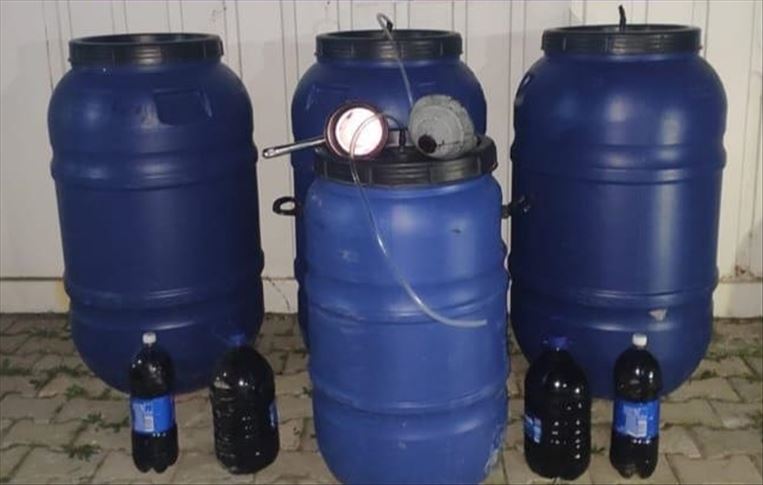 İzmir'de 900 litre kaçak içki ele geçirildi!