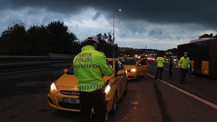 Koronavirüs tedbirlerine uymayan 4 bin 922 kişiye ceza verildi!