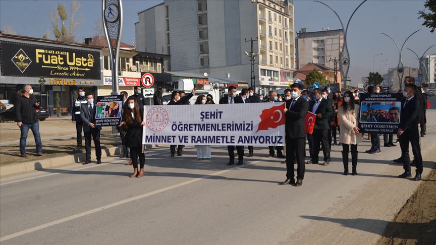 Hakkari'de öğretmenler, şehit meslektaşları için yürüdü